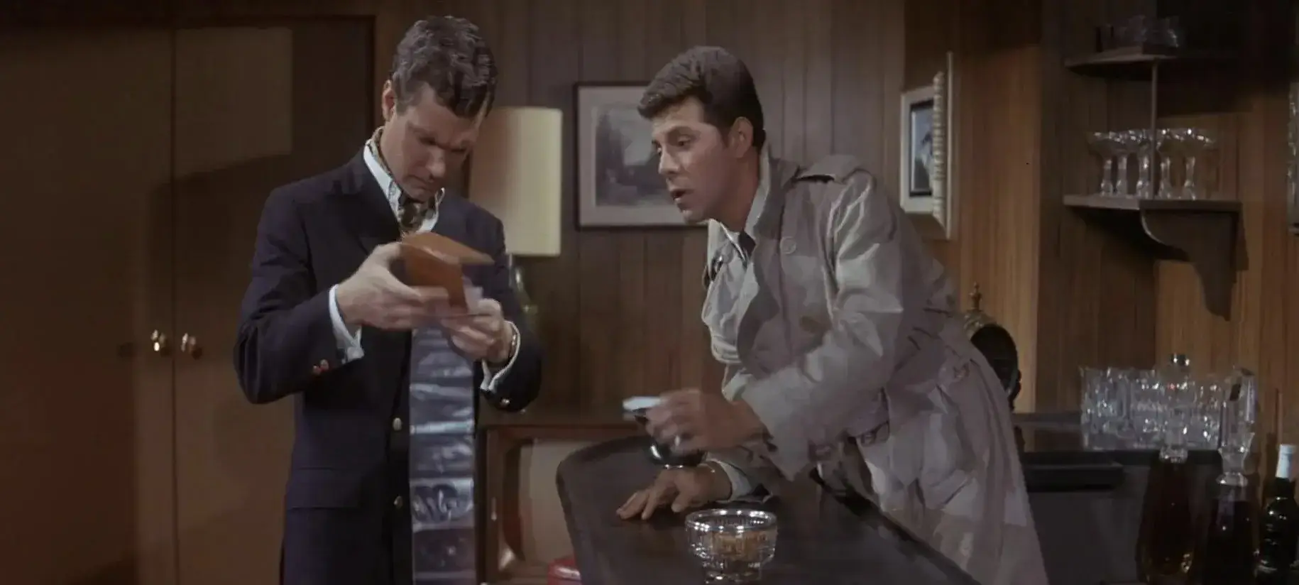 Фонове зображення Доктор Голдфут та бікіні-машина