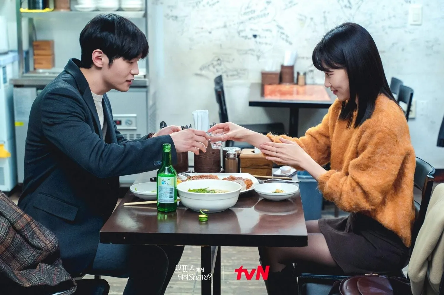 Фонове зображення Зізнавайтеся, що ви робите в офісі?