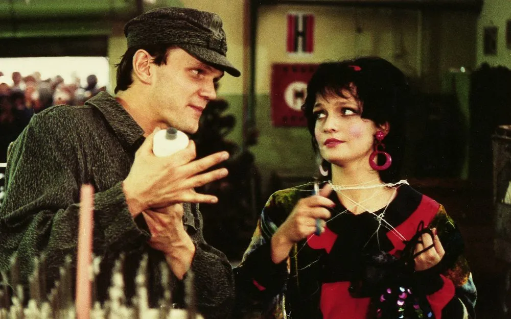 Фонове зображення Краще бути вродливою і багатою